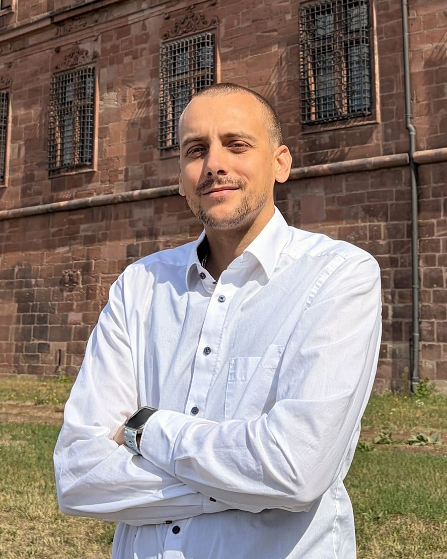 Jakob Wall Román, Inhaber von Wallres, vor dem Schloss Johannisburg in Aschaffenburg